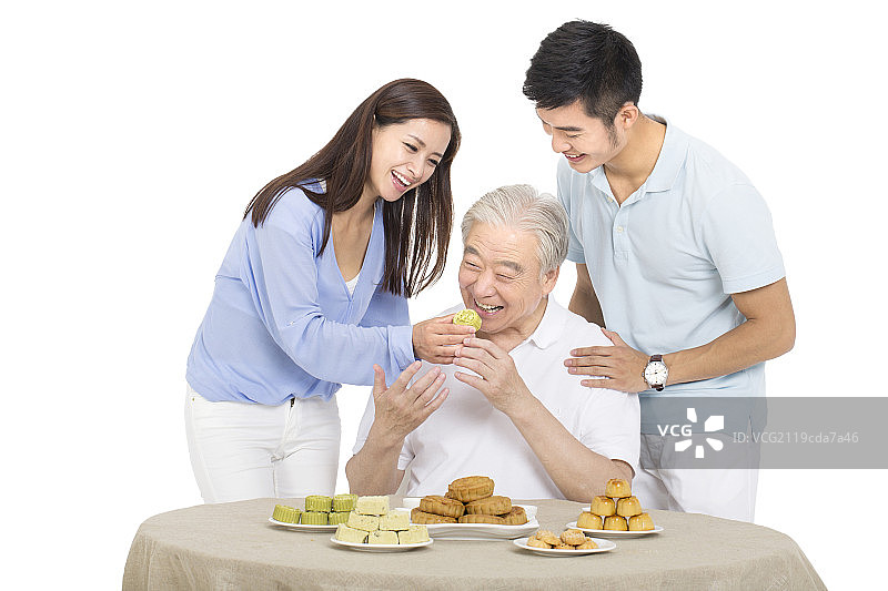 儿女陪父亲过中秋节图片素材