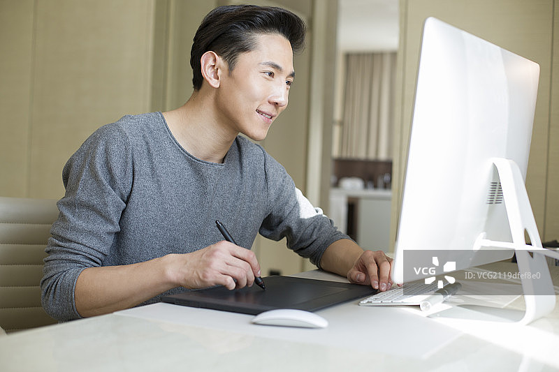 年轻服装设计师在家工作图片素材