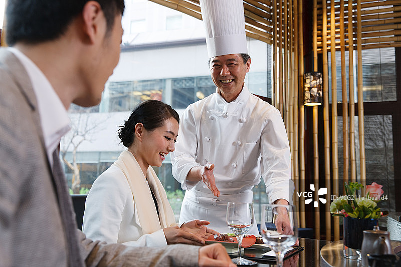 酒店厨师为顾客服务图片素材