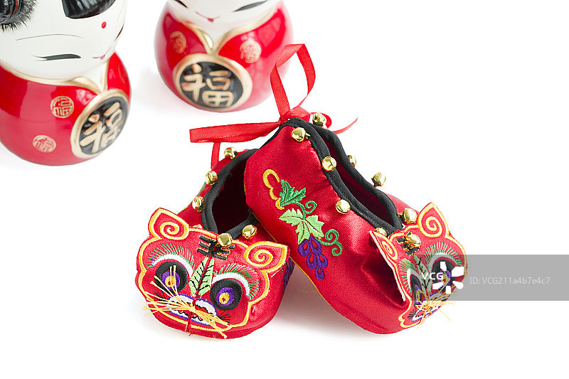 虎头鞋和陶瓷娃娃图片素材