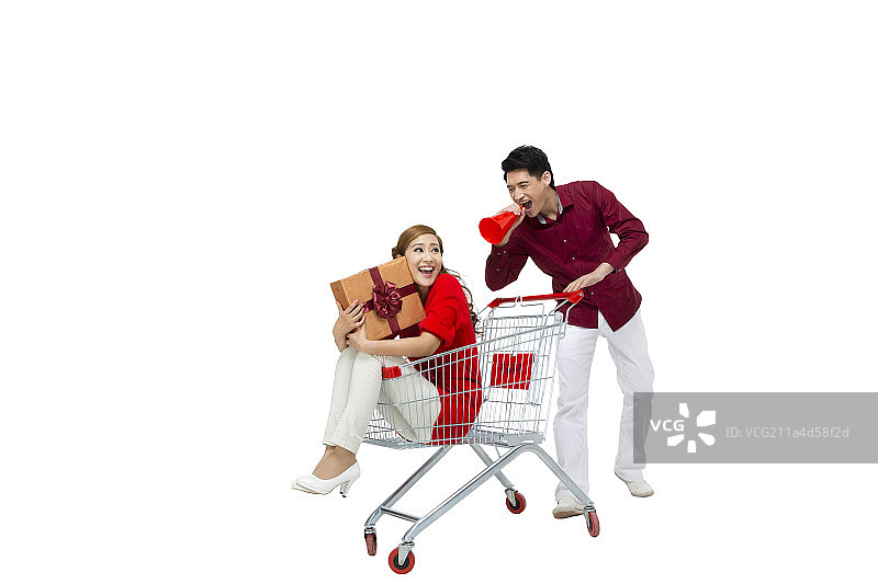 棚拍年轻情侣和购物车图片素材