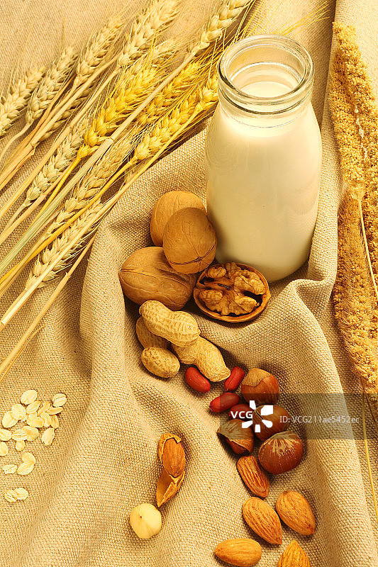 静物坚果麦穗牛奶图片素材