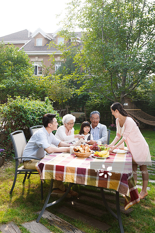 快乐家庭在户外吃早餐图片素材