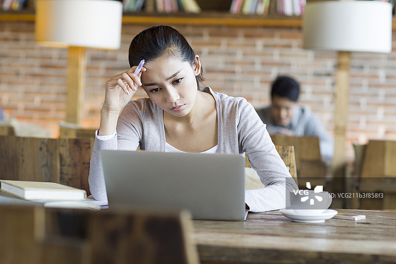 年轻女子在咖啡馆学习图片素材
