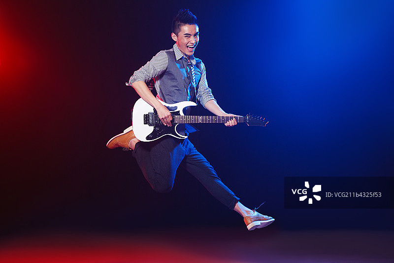 年轻男人在酒吧里弹吉他跳舞唱歌图片素材