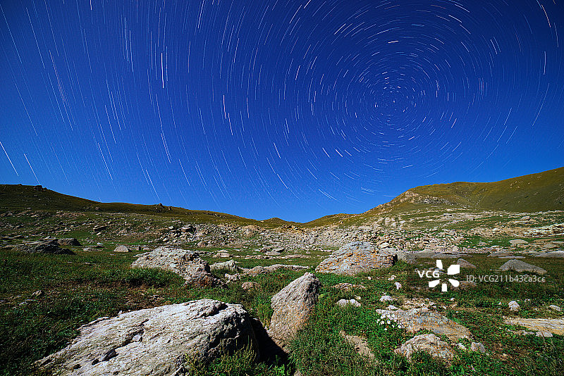 月光照亮的山谷和星轨图片素材