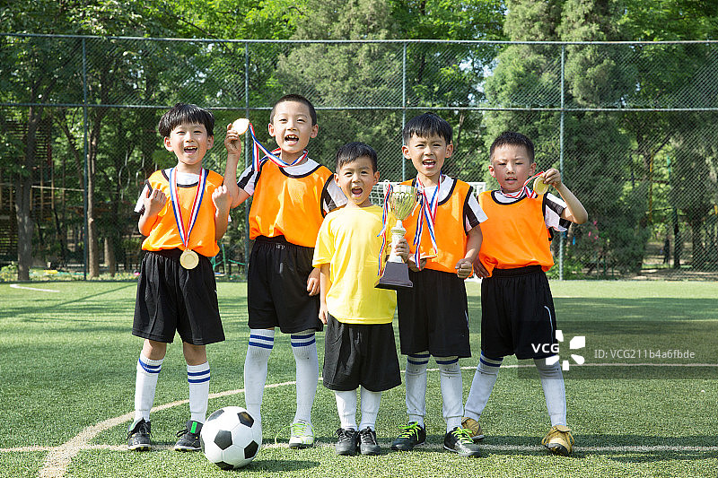足球场上拿着奖牌的男孩们图片素材