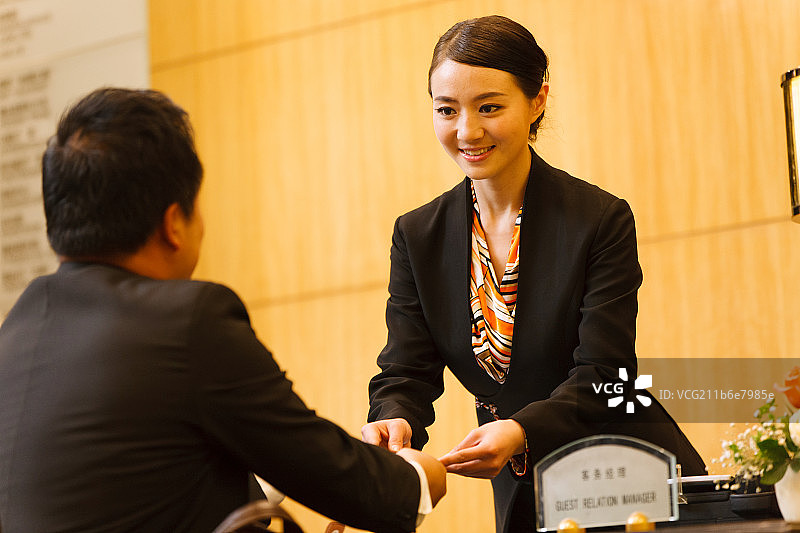 商务男人在酒店办理登记手续图片素材