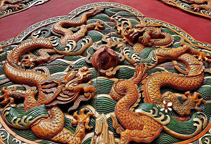 琉璃瓦二龙戏珠与红墙图片素材