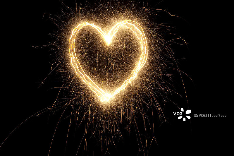 长时间曝光的光绘摄影心形图案图片素材