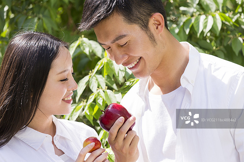 年轻情侣愉快踏青图片素材