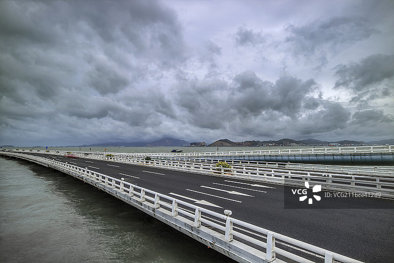 台风来临时的厦门环岛路图片素材