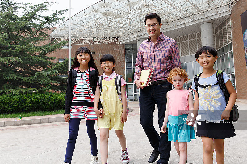 国际小学里的老师和学生图片素材