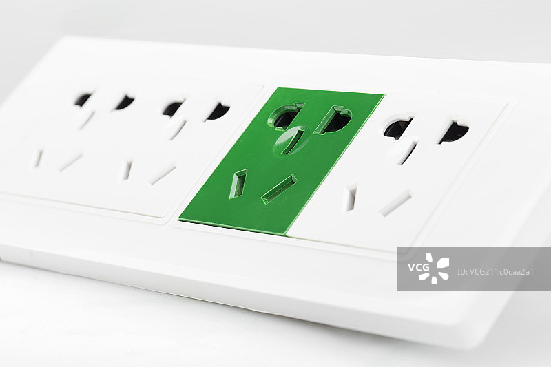 放在桌子上的电源插口图片素材