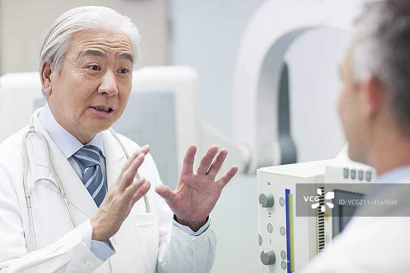 医生与核磁共振扫描仪图片素材