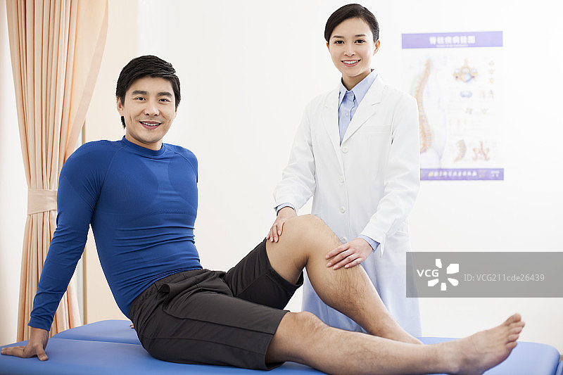 医生给病人做检查图片素材