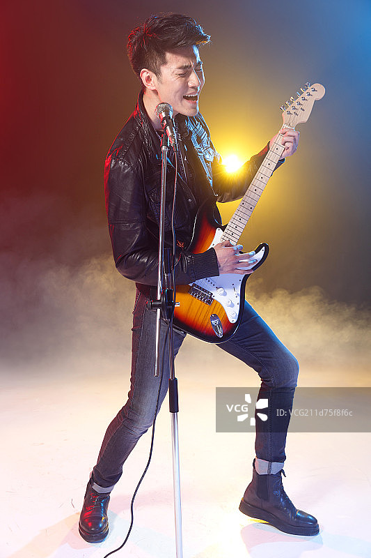 青年男人在酒吧唱歌图片素材