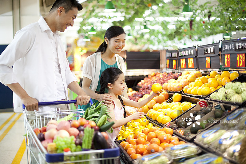 一家人在超市购物图片素材