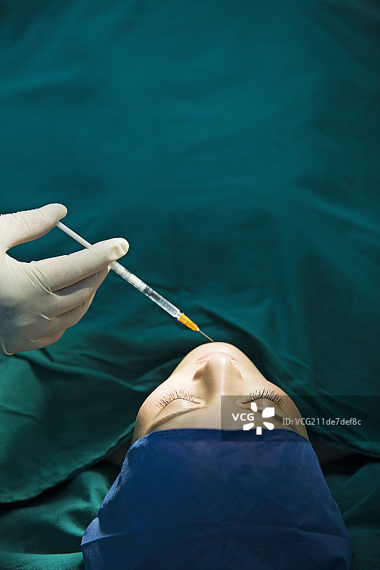 年轻女性做整容手术图片素材