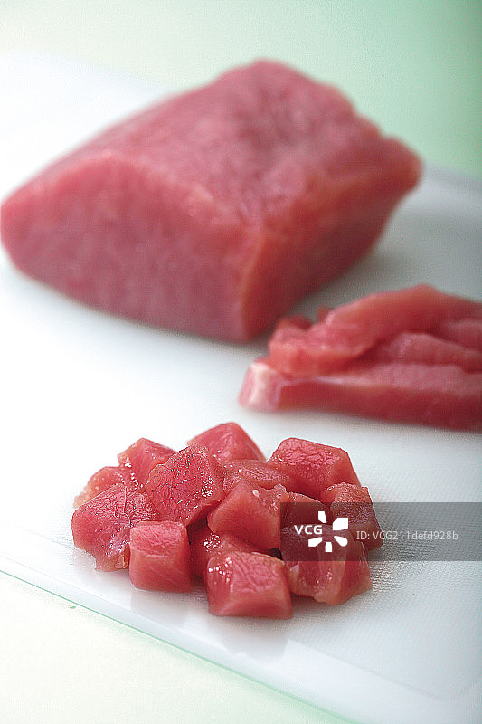 辣子鸡丁步骤—切肉丁图片素材