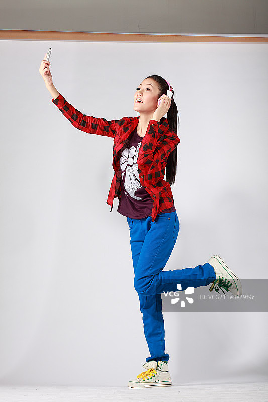 用手机听音乐的女人图片素材