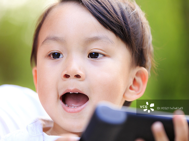 拿着学习机的孩子图片素材