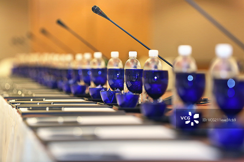 宽敞明亮的会议室内部图片素材