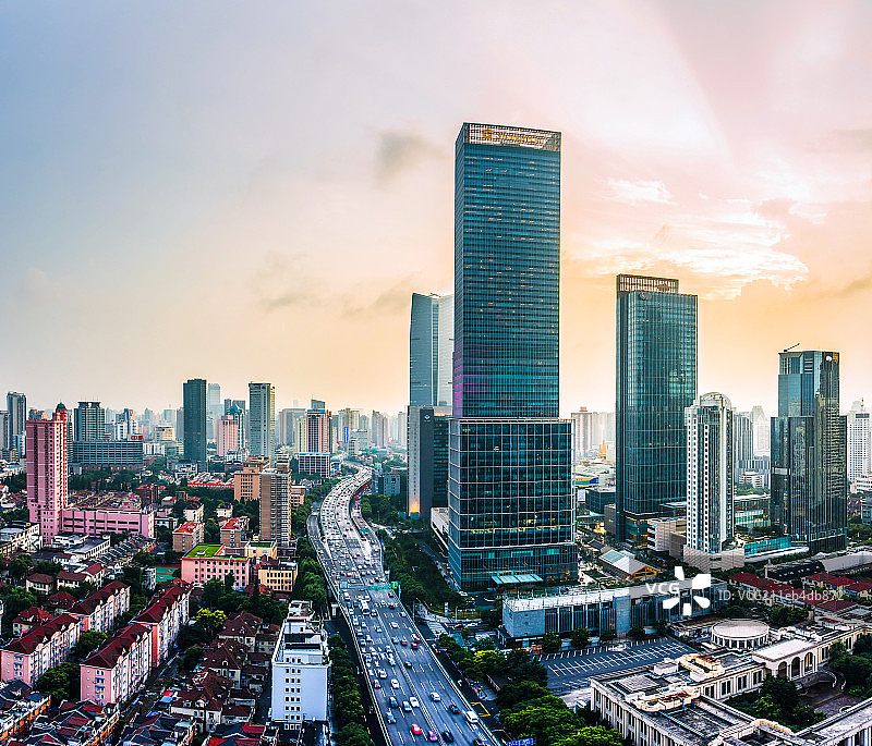 夕阳下的上海静安嘉里中心图片素材