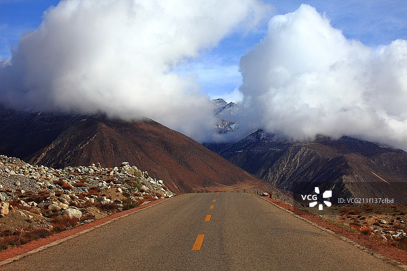 川藏线通往远方的路图片素材