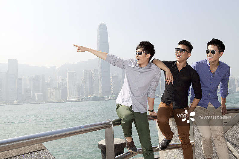 年轻人在香港维多利亚港图片素材