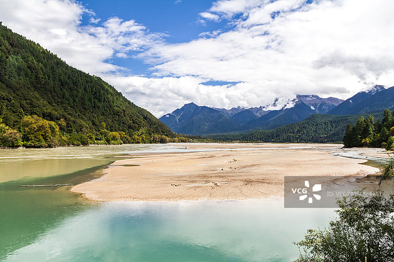 鲁朗冰川湖泊图片素材