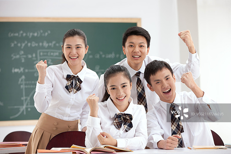 中学生在教室里做手势图片素材