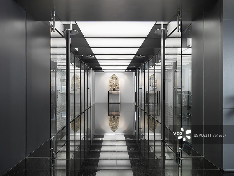 Statue at the end of office passage图片素材