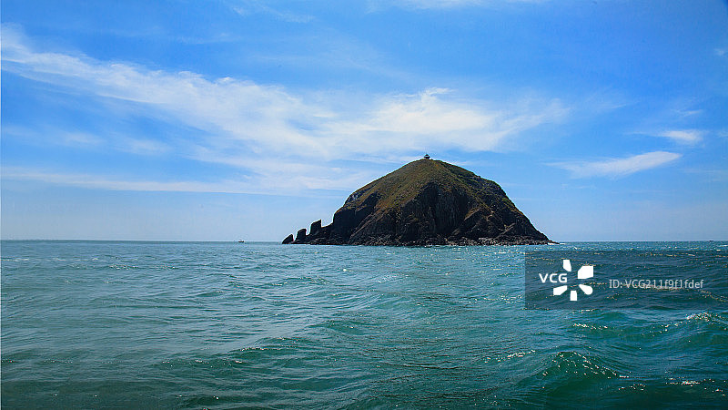 大海中孤悬的南碇岛图片素材