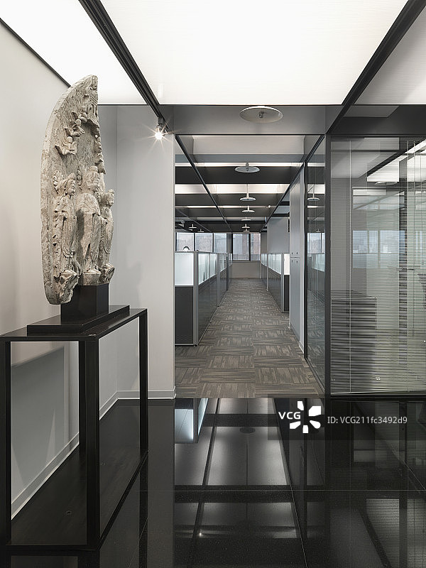 Interior of a contemporary office space with cubicles图片素材