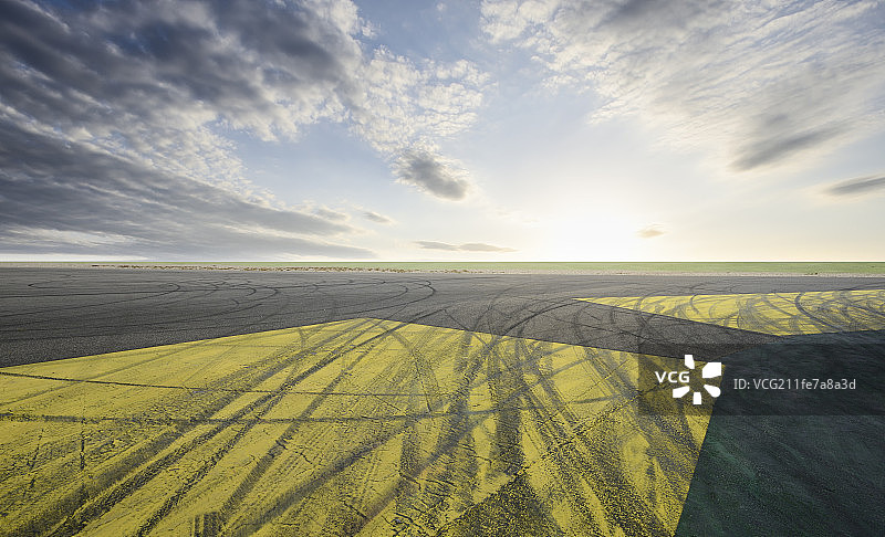 F1赛车场充满赛车轮胎印划痕的地面图片素材