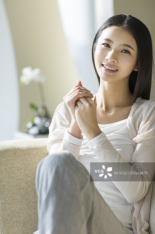 年轻女子擦护手霜图片素材