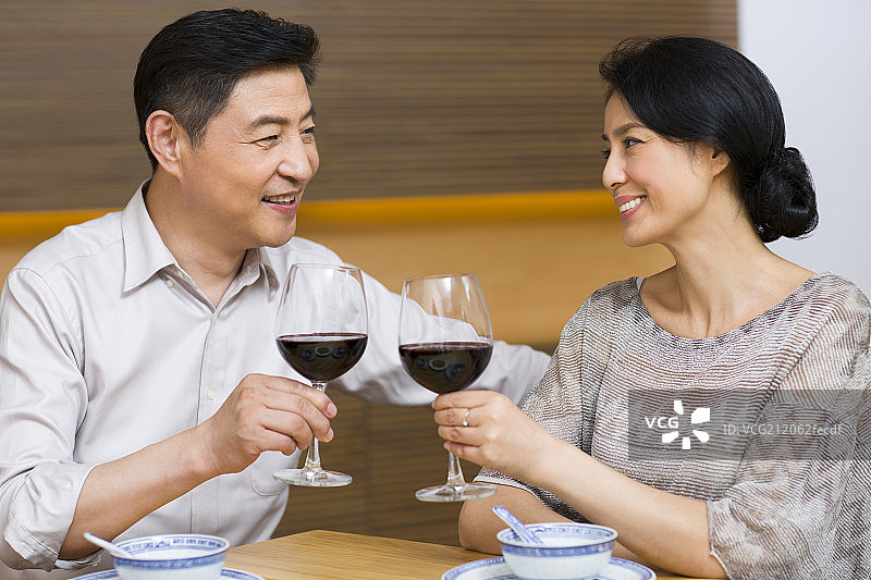 中年夫妇碰杯图片素材