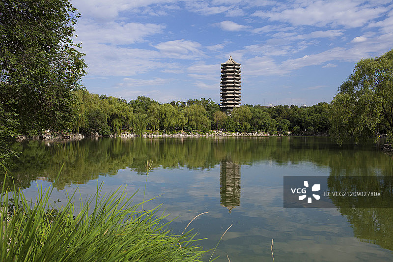 北京大学未名湖与博雅塔图片素材