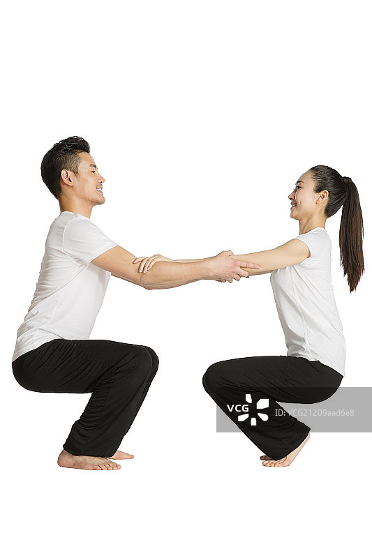 青年男女做瑜伽图片素材