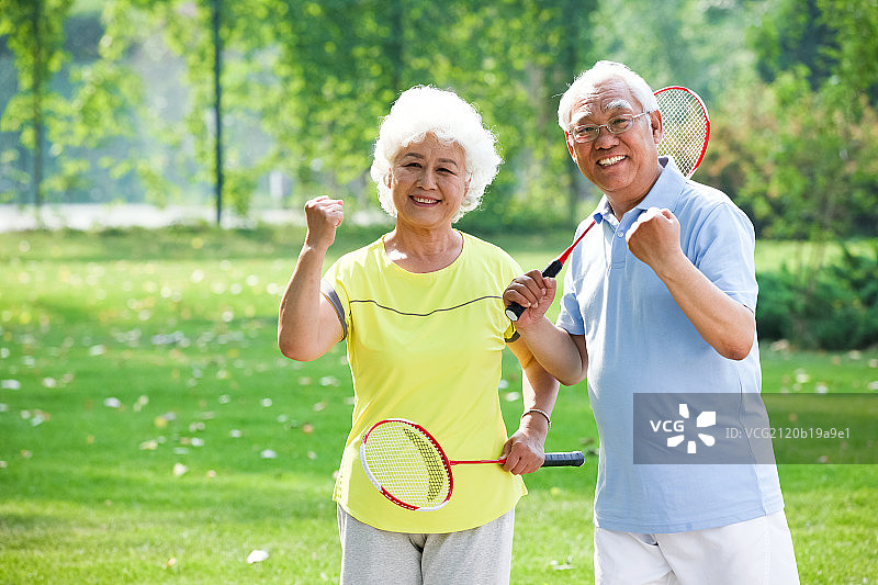 幸福的老年夫妇打羽毛球图片素材
