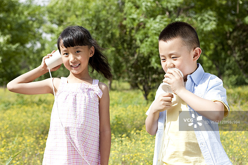 男孩女孩玩玩具电话图片素材