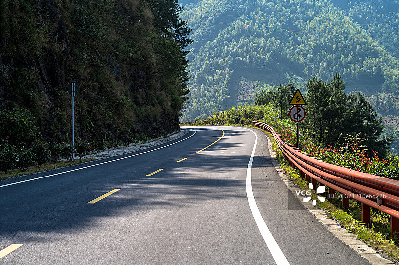 蜿蜒曲折的山路省道与红色隔带图片素材