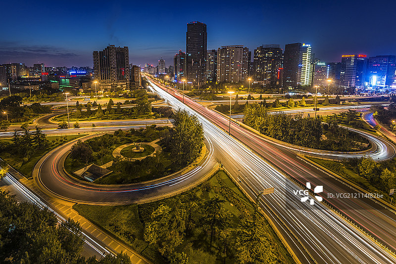 北京的高架桥夜景-三元桥俯瞰图片素材