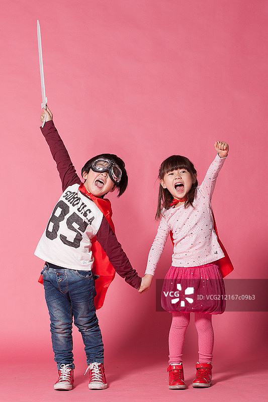 男孩和女孩在模仿超人起飞图片素材