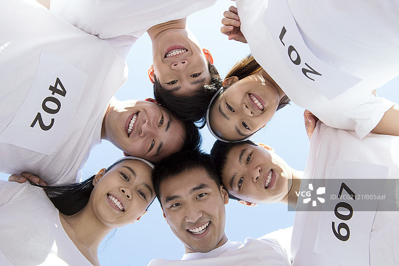 Marathon runners huddling at starting line图片素材