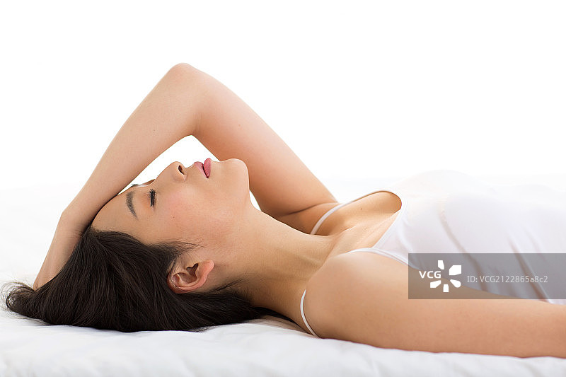 青年女人在卧室睡觉图片素材
