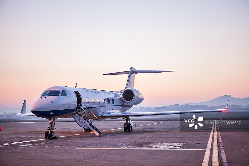 私人飞机在停机坪图片素材