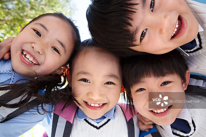 开心快乐的小学生图片素材