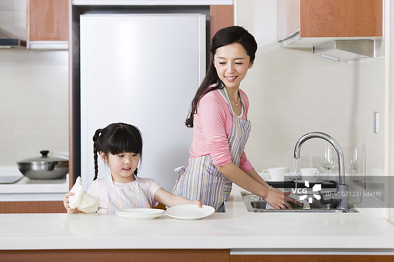 妈妈和女儿一起洗碗擦盘子图片素材